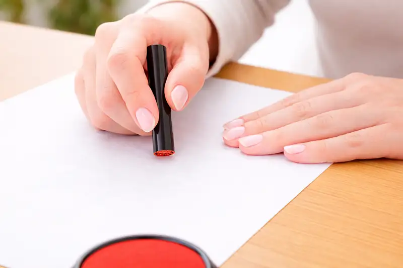 朱肉を使った押印の様子