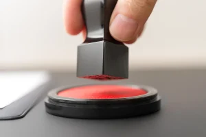 角印はどこに押す？請求書での押す場所と正しい押し方・きれいに押すコツ 